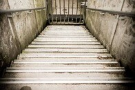 「3年も気付かずに生活していた恐怖」 中古物件で「隠し階段」を発見した女性住人...階段の先にあったものとは