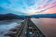 中国・三峡ダムに過去最大の水量流入、いまダムはどうなっている？