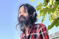 「僕はホームレス」その長い髪とひげには「理由」と「秘密」がある...