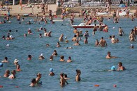 戦争中なのにクリミア大橋が観光客で大渋滞 ロシア軍の足を引っ張る