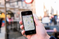 歩きスマホはダメ！専門家に聞く海外旅行の安全対策