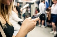 NYの電車内で iPhoneの「AirDrop」を使った迷惑行為が危ない流行？