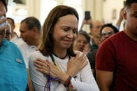 ノーベル平和賞受賞のベネズエラ野党指導者が1年ぶりに帰国、首都で数万人が歓迎