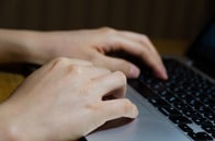 職場でのいじめ・パワハラで自死に追いやられた21歳女性、会社が裁判でとんでもない主張を...