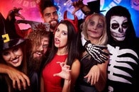 ハロウィンで「囚人服の黒人」に仮装した白人若者の動画、「人種差別」批判で大炎上