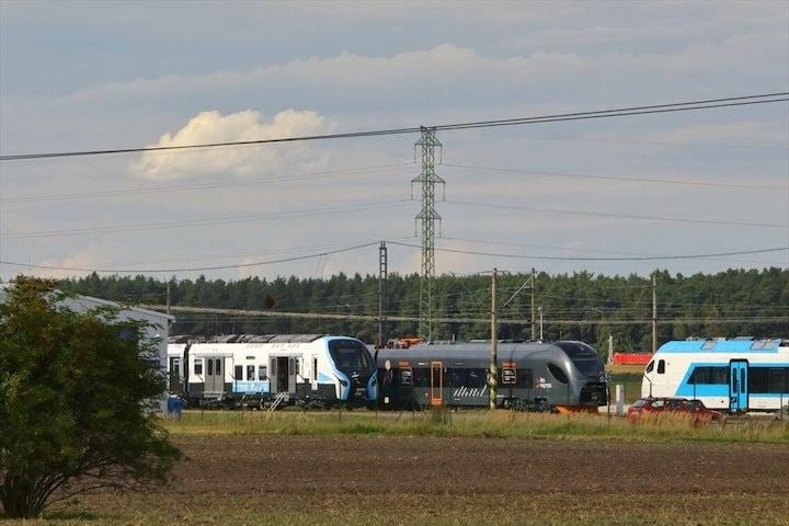 ほかのテスト車両とともに留置されるシリウス　（撮影：橋爪智之）