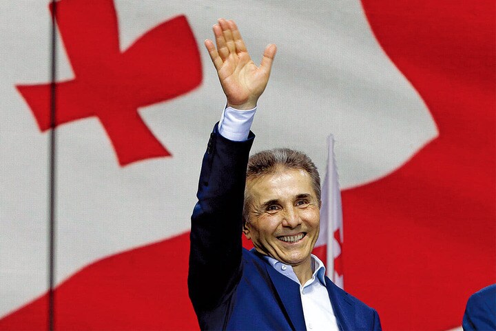 「外国の影響」法案を支持する集会の参加者に手を振るイワニシビリ元首相