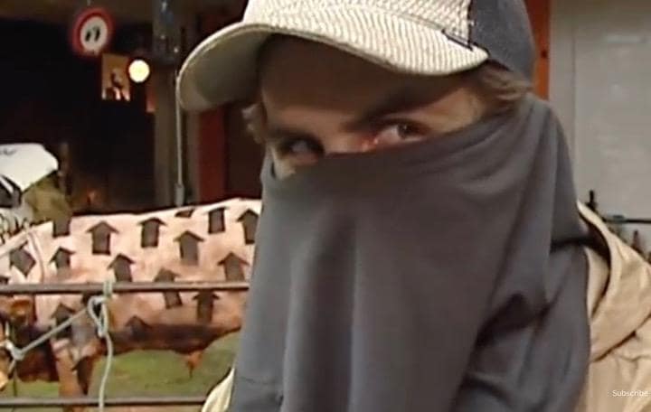 これがバンクシー本人の映像？　ITV News/Is this Banksy? -YouTube