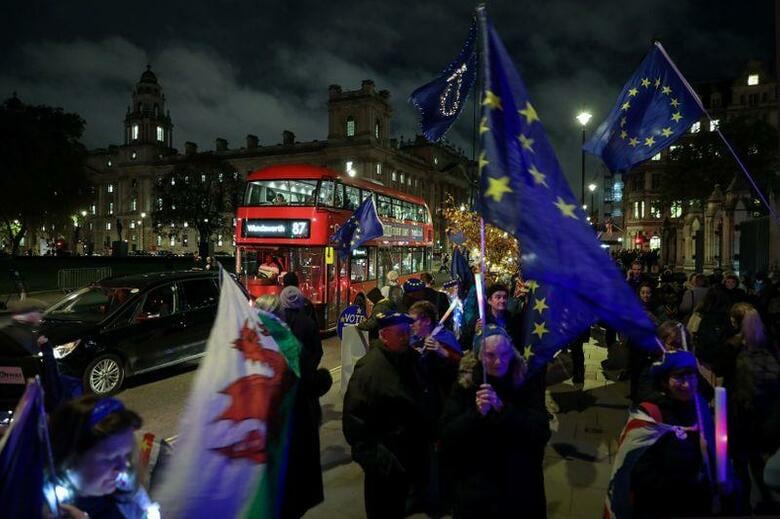 ジョンソン英首相率いる与党・保守党は選挙公約で、来年1月末の期限にきっちりと欧州連合（EU）を離脱する方針を掲げた。写真はロンドンの英議会前で5日撮影（2019年　ロイター/Kevin Coombs）