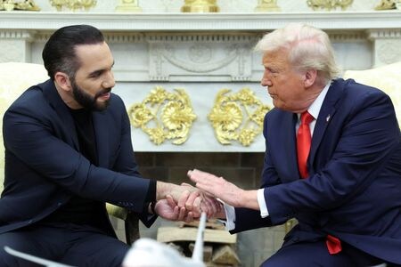 トランプ米大統領は１４日、ホワイトハウスでエルサルバドルのブケレ大統領（左）と会談し、移民政策や治安、エルサルバドルの暗号資産（仮想通貨）ビットコイン導入、関税問題などについて協議した。（２０２５年　ロイター/Kevin Lamarque）