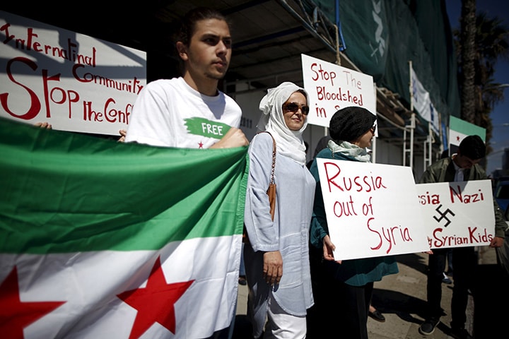 在米ロシア領事館前でシリア空爆に抗議するシリア系アメリカ人　Lucy Nicholson-Reuters
