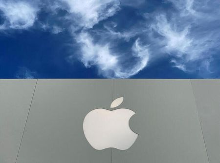 調査会社カウンターポイント・リサーチによると、第１・四半期の中国のスマートフォン販売は、米アップルの販売が１９．１％減少し、２０２０年以降で最大の落ち込みとなった。写真は、同社のロゴ。２０１９年１２月１７日に米カリフォルニア州で撮影。（２０２４年　ロイター／Mike Blake）