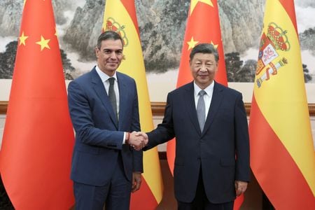 中国を訪問中のスペインのサンチェス首相（左）は９日、中国の習近平国家主席（右）と会談し、欧州連合（ＥＵ）は中国との貿易紛争を回避できることを望んでいると述べた。同日撮影（２０２４年　ロイター/China Daily via REUTERS）