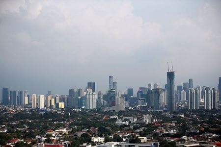 　４月２８日、インドネシア当局者によると、同国は新型コロナウイルス感染拡大を抑制したうえで、７月までに通常の活動を再開できるよう取り組んでいる。写真はインドネシアで１６日撮影（２０２０年　ロイター／WILLY KURNIAWAN）