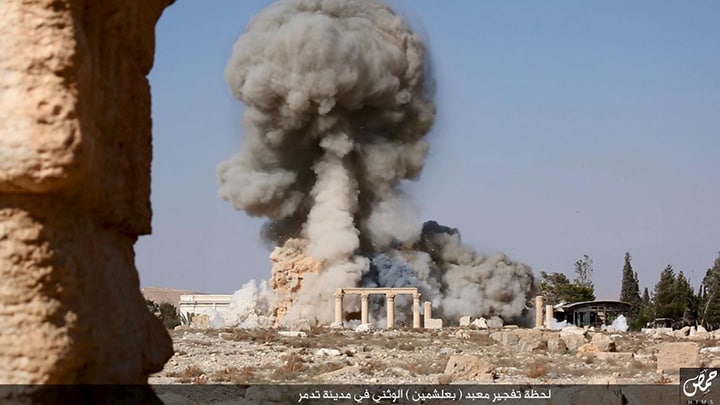 8月にISISの戦闘員がネットに投稿したパルミラ遺跡破壊の写真　Social Media- REUTERS