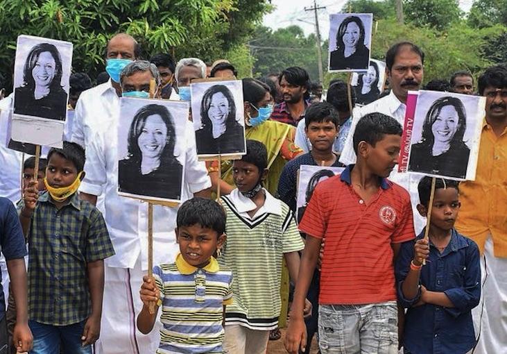インド南部の小さな村では爆竹が鳴らされ、お菓子が振る舞われた......   the guardian-YouTube