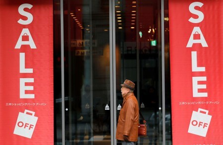 １１月８日、ロイター企業調査によると、１０％への消費税引き上げによる駆け込み需要と反動減は、前回の増税時と比べて「小さい」との回答が７割を占めた。写真は東京都内のショッピングモール。２０１８年１月１５日撮影（２０１９年　ロイター/Kim Kyung-Hoon）