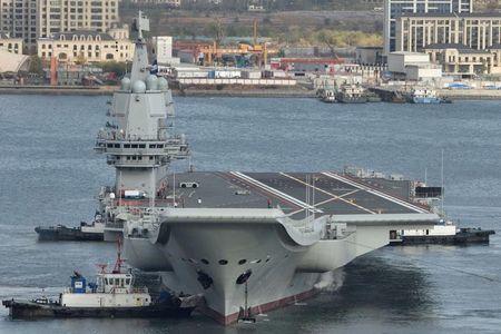 中国人民解放軍は２日、空母「山東」を含む艦艇が最近、南シナ海で演習を実施したと明らかにした。写真は山東。提供写真。大連で２０１９年１１月撮影（２０２１年　ロイター）