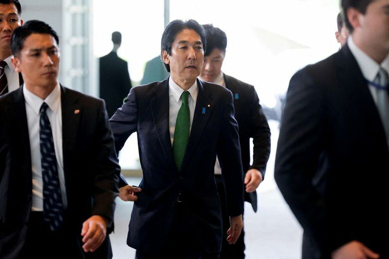 9月17日、首相官邸に到着した城内実・経済財政担当相。REUTERS/Kim Kyung-Hoon