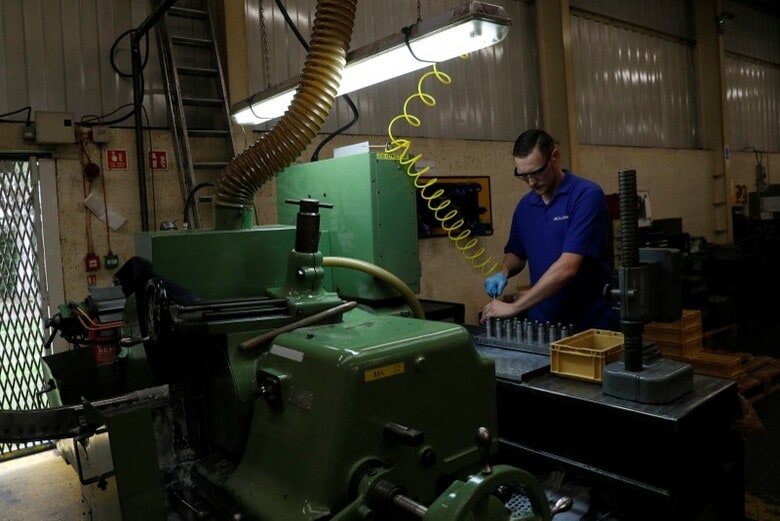 　１０月１４日、英国製造業では長らく、他の先進諸国に比べて自動化が遅れていた。理由の１つは、欧州大陸から無尽蔵とも思われる労働者の流入があったからだ。写真は英レティッチにあるミュラー・プレシジョン・エンジニアリングの工場で８月撮影（２０１８年　ロイター/Darren Staples）