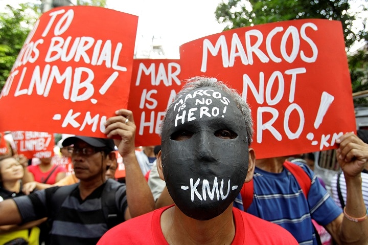 英雄墓地に独裁者を埋葬するなどとんでもないと反対する人々　CZAR DANCEL-REUTERS