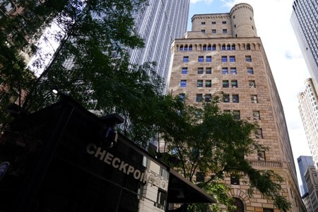 　１１月５日、米ニューヨーク連銀が公表した１０月調査によると、米消費者の１年先のインフレ期待は再び前月から低下し、２０１３年の調査開始以来の低水準となった。写真はＮＹ連銀本部。１０月４日撮影（２０１９年　ロイター/Carlo Allegri）