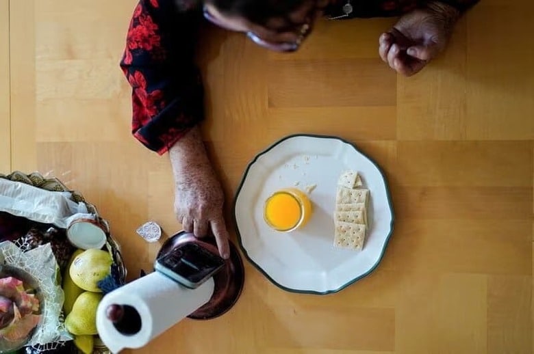 イエス・キリストの最後の晩餐に由来し、信者たちがキリストの血と肉を象徴するワインとパンを分かち合う「聖餐式（せいさんしき）」は、キリスト教会の日曜礼拝における最も神聖な儀式の１つだ。写真はオンラインで式に参加するドリス・アギーレさん。８月３１日、イリノイ州のシカゴで撮影（２０２５年　ロイター/Audrey Richardson）