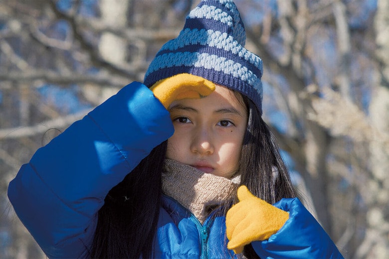 『悪は存在しない』で父親の巧と2人で暮らす花は、友達と遊ぶより、木々や生き物たちに見守られて森の中を歩き回るほうが好きだ　©2023 NEOPA/FICTIVE
