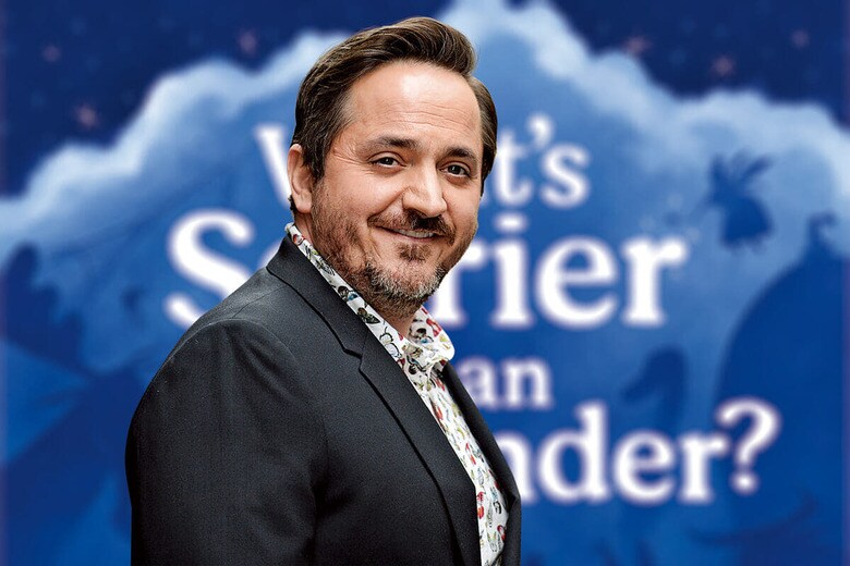 「人々が集まって笑うのは素晴らしい」とコメディーへの思いを語るファルコーン　RAY TAMARRAｰGC IMAGES/GETTY IMAGES (FALCONE), G.P. PUTNAM’S SONS BOOKS FOR YOUNG READERS (BACK)