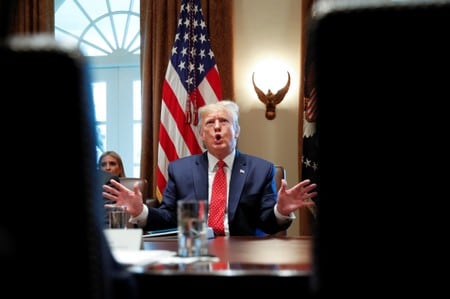 トランプ米大統領は１９日、自身に対する下院の弾劾公聴会は米国の「国辱」であると述べた。一方で証言を判断するのは米国民次第との認識を示した（２０１９年　ロイター/TOM BRENNER）