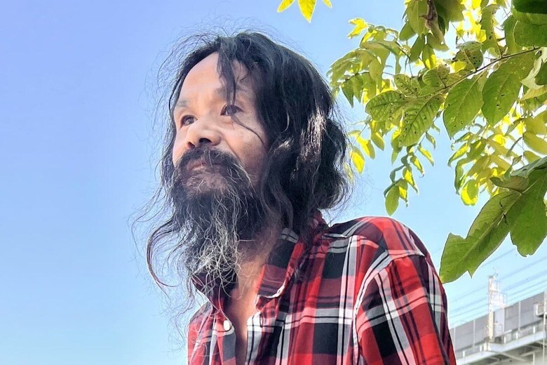 長い髪とひげが特徴のホームレス、征一郎さん