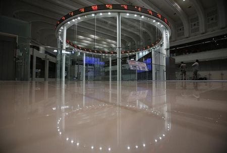 　５月２２日、寄り付きの東京株式市場で日経平均は、前営業日比７２円６４銭安の３万０７３５円７１銭と、反落してスタートした。２０１３年４月、東京証券取引所で撮影（２０２３年　ロイター／Yuya Shino）