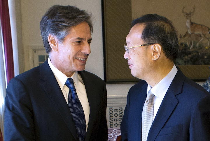 2015年に訪中し、楊潔チと「仲良く」会談したブリンケン国務副長官（当時）　Mark Schiefelbein-REUTERS