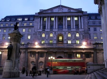 イングランド銀行（英中央銀行）は１３日、気候変動による悪影響に備えるために、銀行や保険会社に対して長期的な資本バッファーの確保を求める必要性について依然明確でないため追加調査を行うと明らかにした。写真は英中央銀行、２００９年１月撮影（２０２３年　ロイター／Rob Bodman）