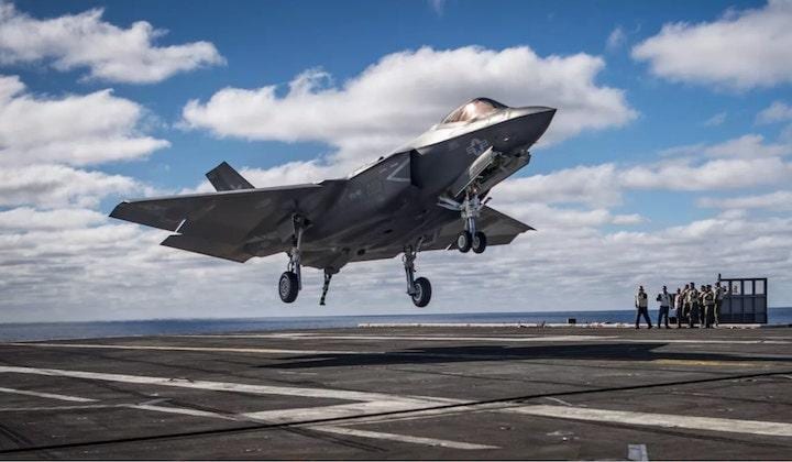 空母カールビンソンに着艦するF35CライトニングⅡ（2018）　U.S. NAVY/MASS COMMUNICATION SPECIALIST 3RD CLASS MATTHEW GRANITO