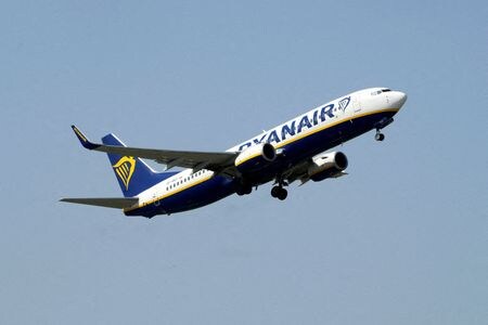 アイルランドを本拠とする欧州格安航空大手ライアンエアは、３月末までの１年間の乗客数予想を従来の１億６５００万人から１億６６５０万人に上方修正した。７月１日、ラトビアで撮影（２０２２年　ロイター/ Ints Kalnins/File Photo）