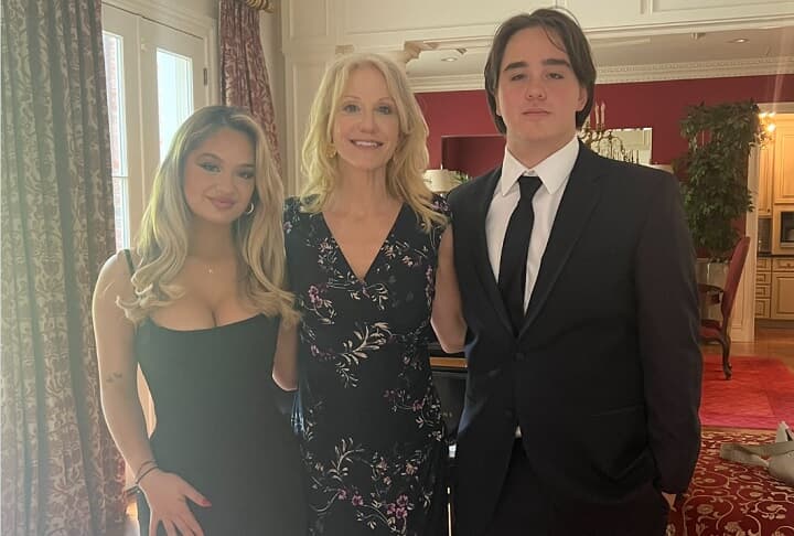 母親のケリーアン・コンウェイ、双子の弟ジョージ4世と　@claudiamconwayy/Twitter