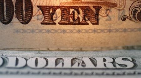 　１２月７日、１１月米雇用統計を受け１２月米利上げは確定的となったが、来年の利上げペースをめぐって市場の見方は、ドルの「強気派」と「弱気派」が綱引き状態になっている。都内で２０１０年撮影（２０１５年　ロイター／Yuriko Nakao）