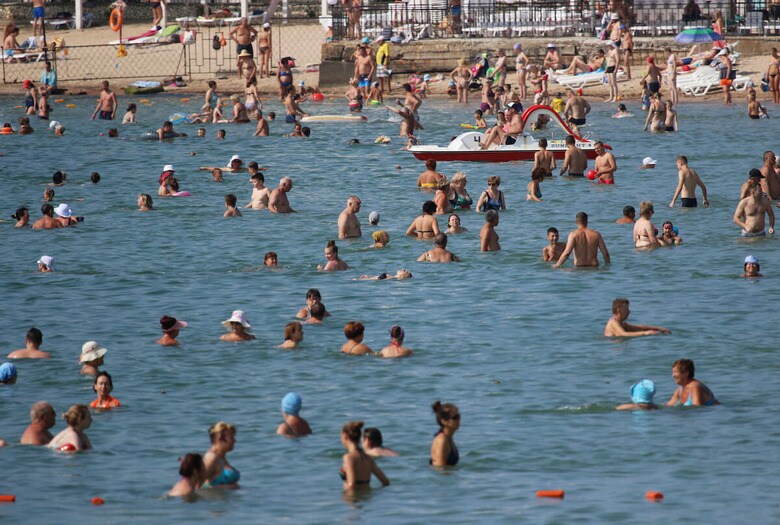 クリミアは戦場なのになぜ、ロシア人はのんきに遊びにくるのか（写真は2019年、海岸保養地のエウパトリヤ）　Alexey Pavlishak-REUTERS