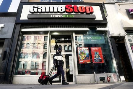 ７月７日、    ゲーム販売の米ゲームストップは従業員をレイオフする方針だと、米ニュースメディアのアクシオスが会社のメモを引用して報じた。ニューヨークのゲームストップ店舗で２０２１年１月撮影（２０２２年　ロイター/Carlo Allegri）