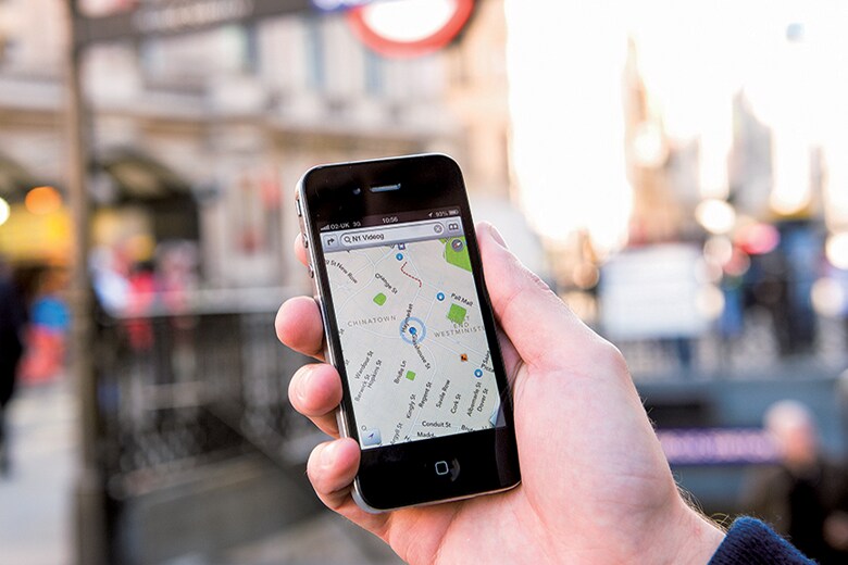スマホでマップを見ながら――とやりがちだが　KEVIN NIXON-FUTURE PUBLISHING/GETTY IMAGES