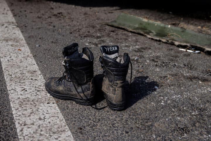 ウクライナ軍が奪ったロシア軍の戦闘車両のそばに残されていたロシア兵のブーツ（ウクライナ北東部ハルキウ〔ハリコフ〕、3月29日）