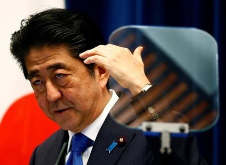 　６月１日、安倍晋三首相（写真）は、２０１７年４月に予定していた消費税率１０％への引き上げを２年半延期し、１９年１０月とする方針を正式に表明した（２０１６年　ロイター/Thomas Peter）