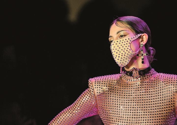 ニューヨーク・ファッション ウイークでもマスクを着けたモデルが登場した　ROY ROCHLIN／GETTY IMAGES FOR NYFW