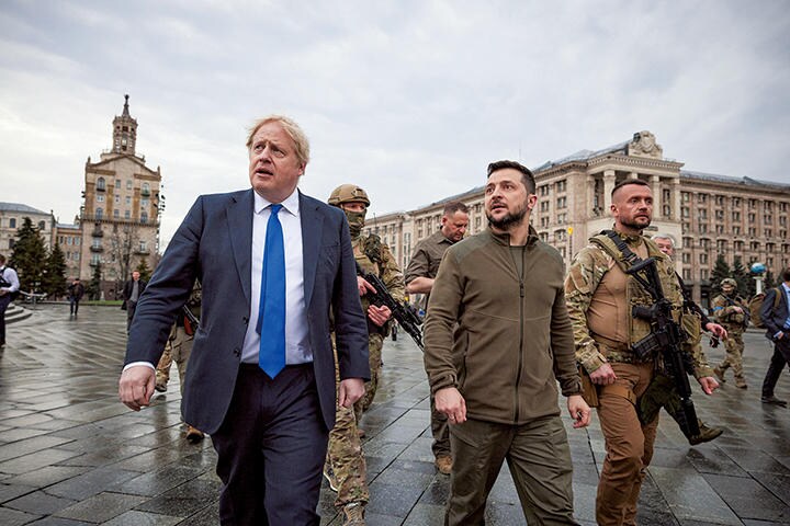ウクライナの首都キーウ（キエフ）を訪問しゼレンスキー大統領（右）と会談したジョンソン英首相（4月9日）　UKRAINIAN PRESIDENTIAL PRESS SERVICE-HANDOUT-REUTERS