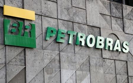 ブラジルの国営石油会社ペトロブラス<PETR4.SA>の第３・四半期決算は、燃料・石油収入の回復を背景に営業利益が増加したものの、多額の特別費用を計上したことから予想外の赤字となった。写真は同社のロゴ。２０１９年１０月１６日にリオデジャネイロで撮影。（２０２０年　ロイター／Sergio Moraes）