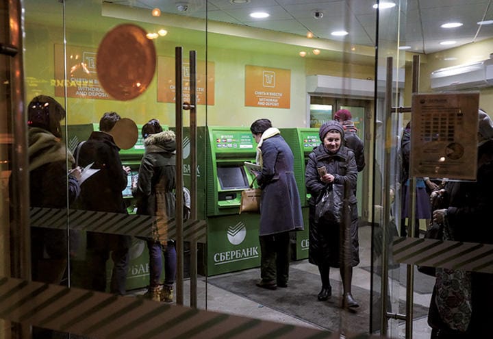 有事の際には現金が重要だが　ANDREY RUDAKOV-BLOOMBERG/GETTY IMAGES