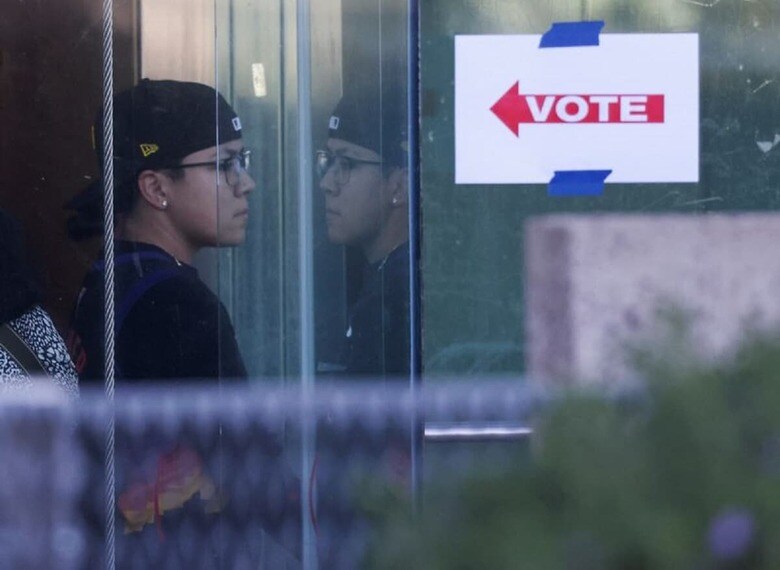 米連邦議会中間選挙の激戦地とされるアリゾナ州で、投票開始からわずか数時間後に数十台の電子投票集計機が故障した。これをトランプ前大統領や共和党支持者らが、民主党に対する非難材料としている。（2022年　ロイター／Jim Urquhart）