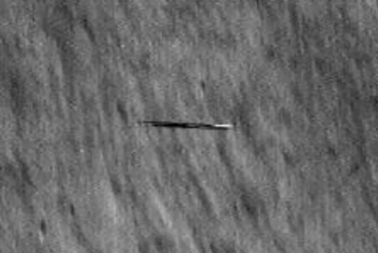 月面上空を飛ぶ未確認飛行物体？　NASA/GSFC/ARIZONA STATE UNIVERSITY