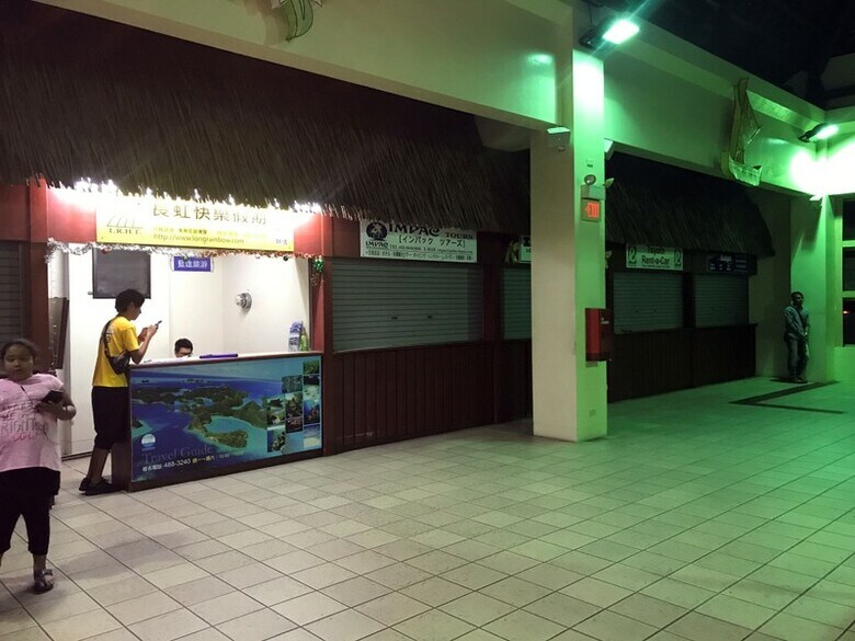 静かなコロールの旅行代理店窓口。４日撮影（２０１８年　ロイター/Farah Master）